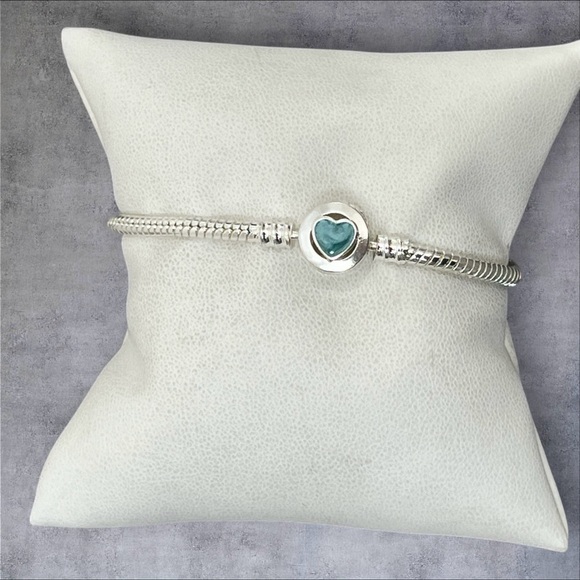 Silver plated bangle bracelet with enamel heart clasp - Picture 1 of 8